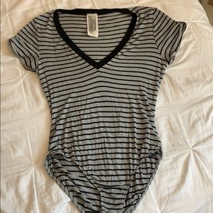 Body suite strip T-shirt, low v-neck